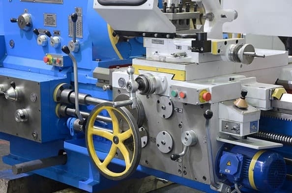 Универсальный токарный станок 1М63/2800