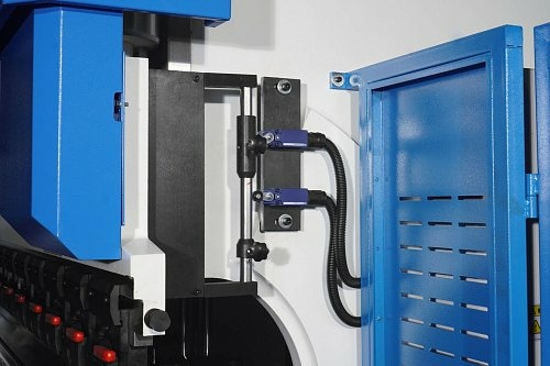 Листогибочный гидравлический пресс с ЧПУ TP10S MetalTec HBM 63/2500C