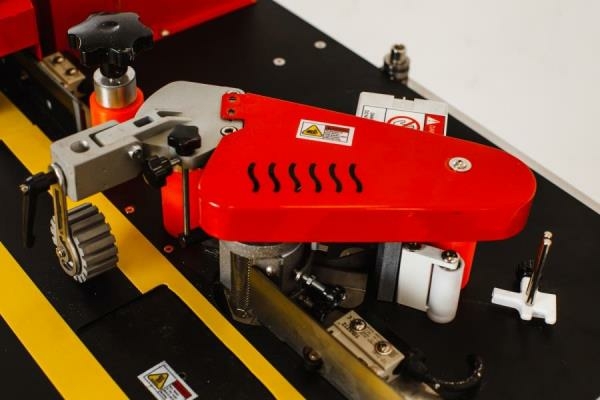 Кромкооблицовочный станок с конвейерной лентой  с конвейерной лентой  KROM-KOMBO