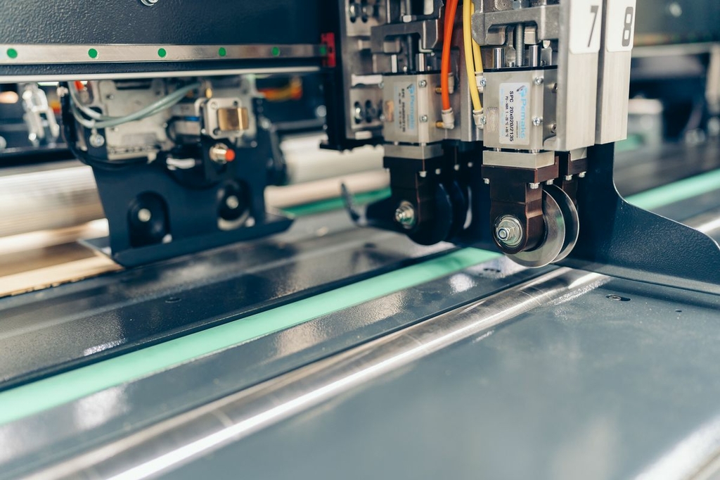 Автоматический станок для резки и рилевки картона NEOBOX 10