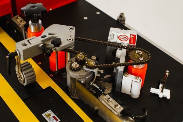 Кромкооблицовочный станок с конвейерной лентой  с конвейерной лентой  KROM-KOMBO