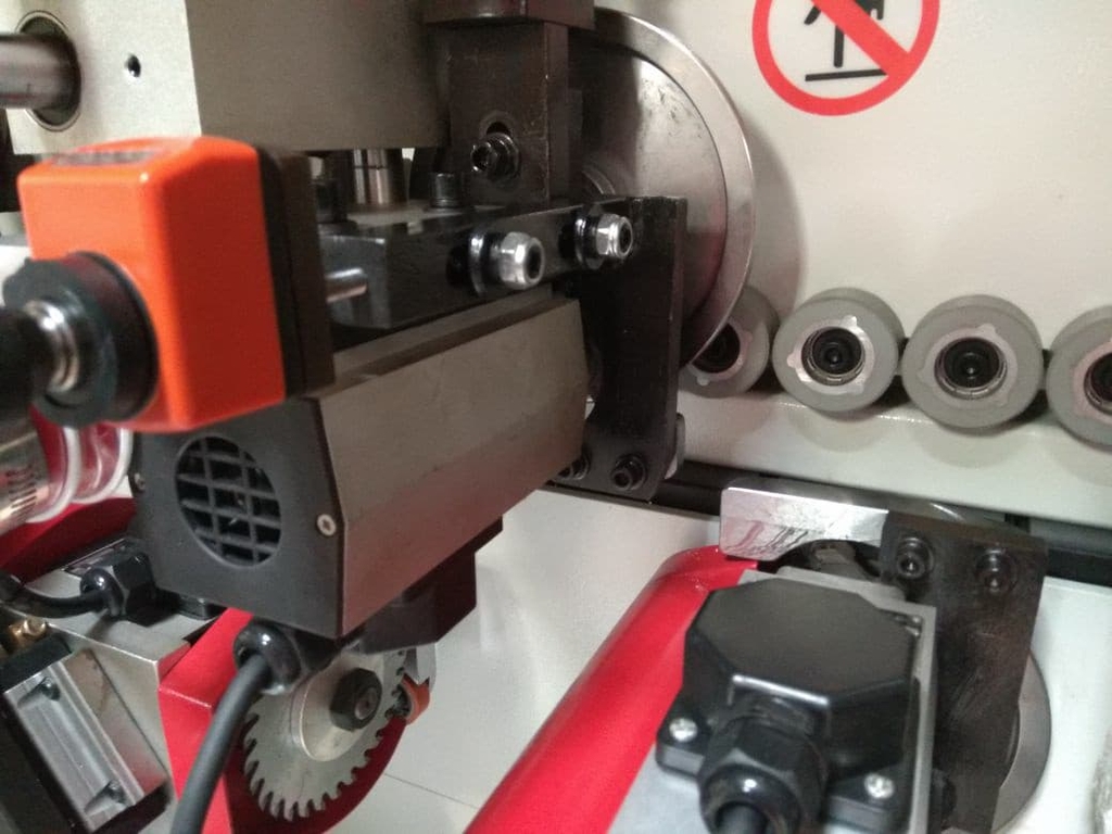 Автоматический кромкооблицовочный станок LTT DJ-F306DB