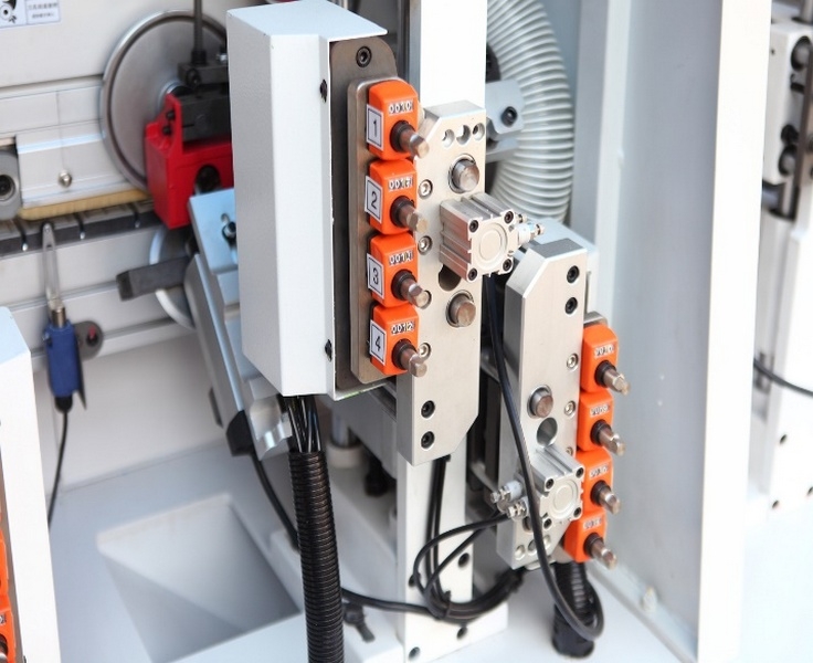 Cтанок для облицовывания кромок мебельных деталей WoodTec EdgeMatic 424С PRO
