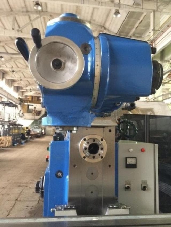 Широкоуниверсальный консольно-фрезерный станок 6К82Ш