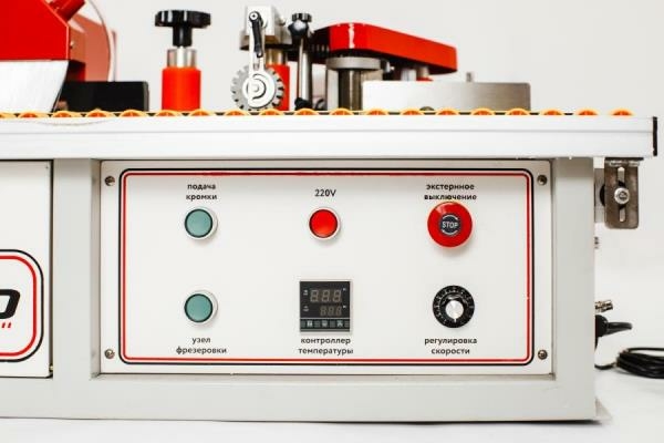 Кромкооблицовочный станок с конвейерной лентой  с конвейерной лентой  KROM-KOMBO