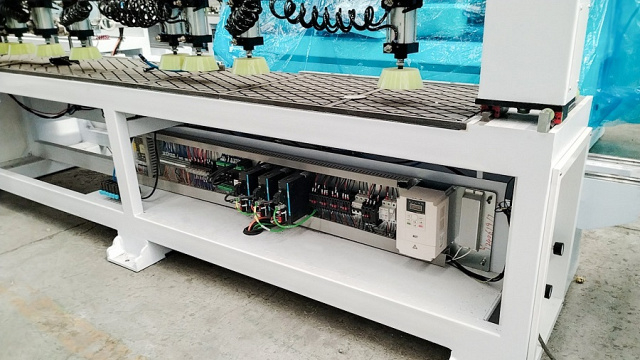 Торцевой сверлильно-присадочный центр с ЧПУ Beaver SWIFT HSD 4S PRO