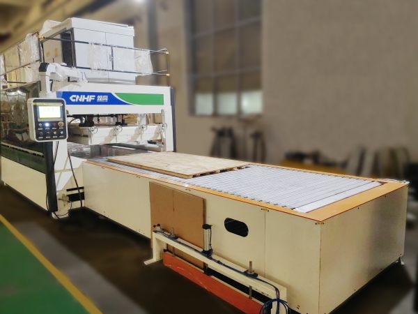 Пресс для производства щита с автоматической загрузкой и ТВЧ нагревом CNHF CGPB-64 BPZL-CM