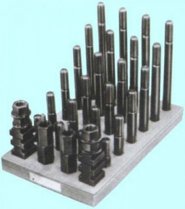 Набор сухарей, гаек и  шпилек из 38-ми предметов 17,7 М16х2 на дер. подставке (YT-0608) "CNIC"