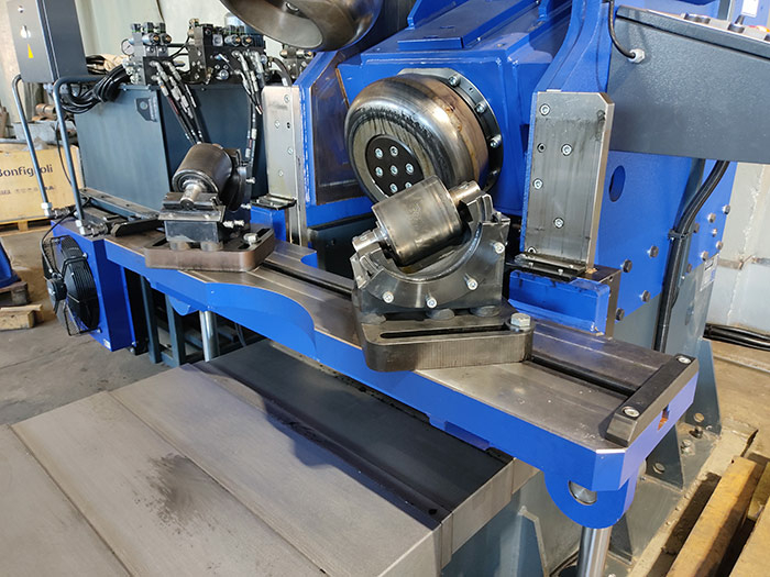 Кромкогибочная машина для отбортовки кромки днищ BFM50xD