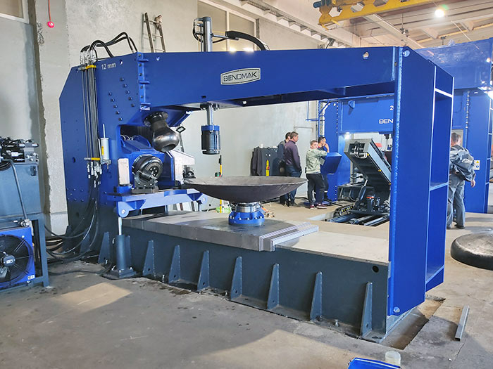 Кромкогибочная машина для отбортовки кромки днищ BFM50xD