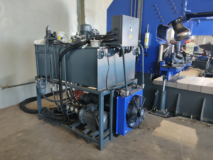 Кромкогибочная машина для отбортовки кромки днищ BFM50xD