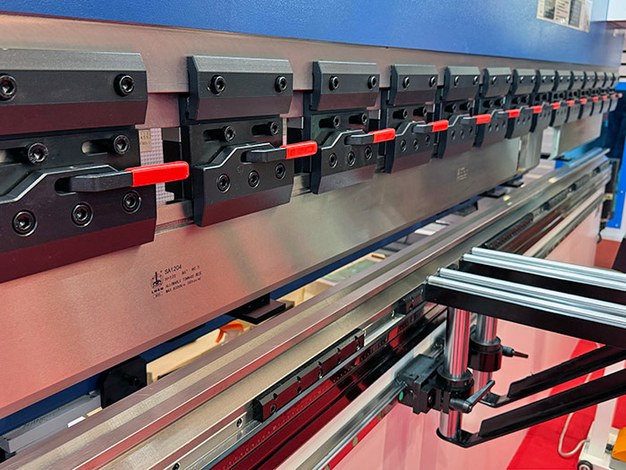 Вертикальный листогибочный пресс CNC-PBA 250х3200 с контроллером ESA630