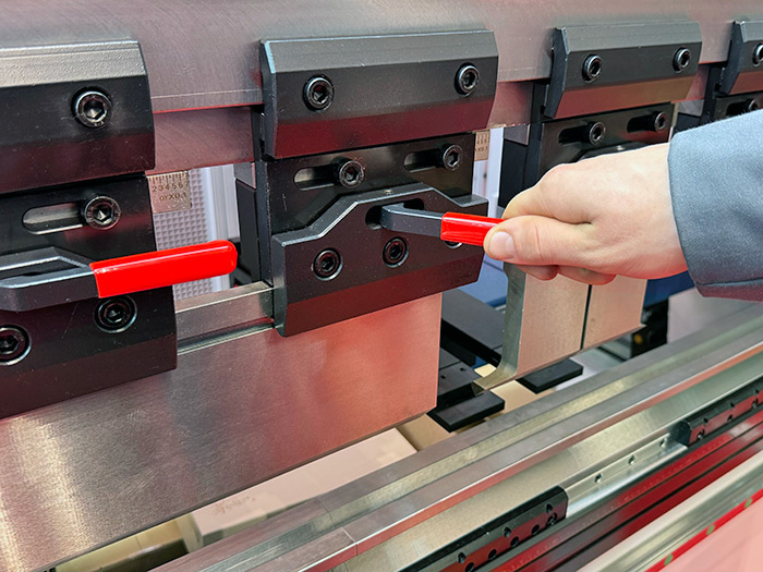 Вертикальный листогибочный пресс CNC-PBA 250х3200 с контроллером ESA630