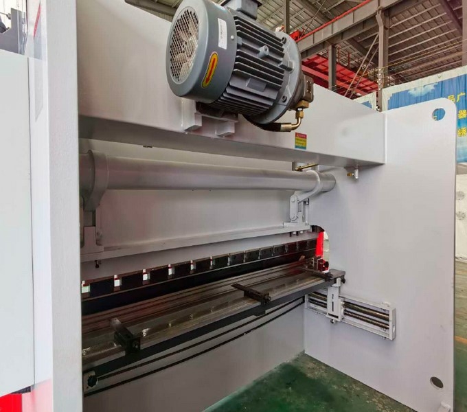 Листогибочный гидравлический пресс MetalTec HBM 40/2500 (Е22, инвертор заднего упора)
