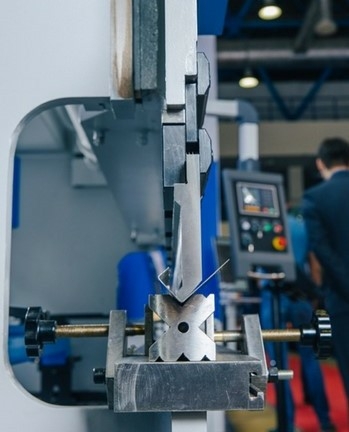 Листогибочный гидравлический пресс MetalTec HBM 40/2500 (Е22, инвертор заднего упора)