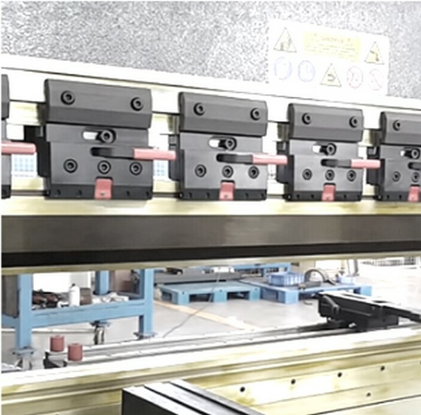 Листогибочный гидравлический пресс MetalTec HBM 40/2500 (Е22, инвертор заднего упора)