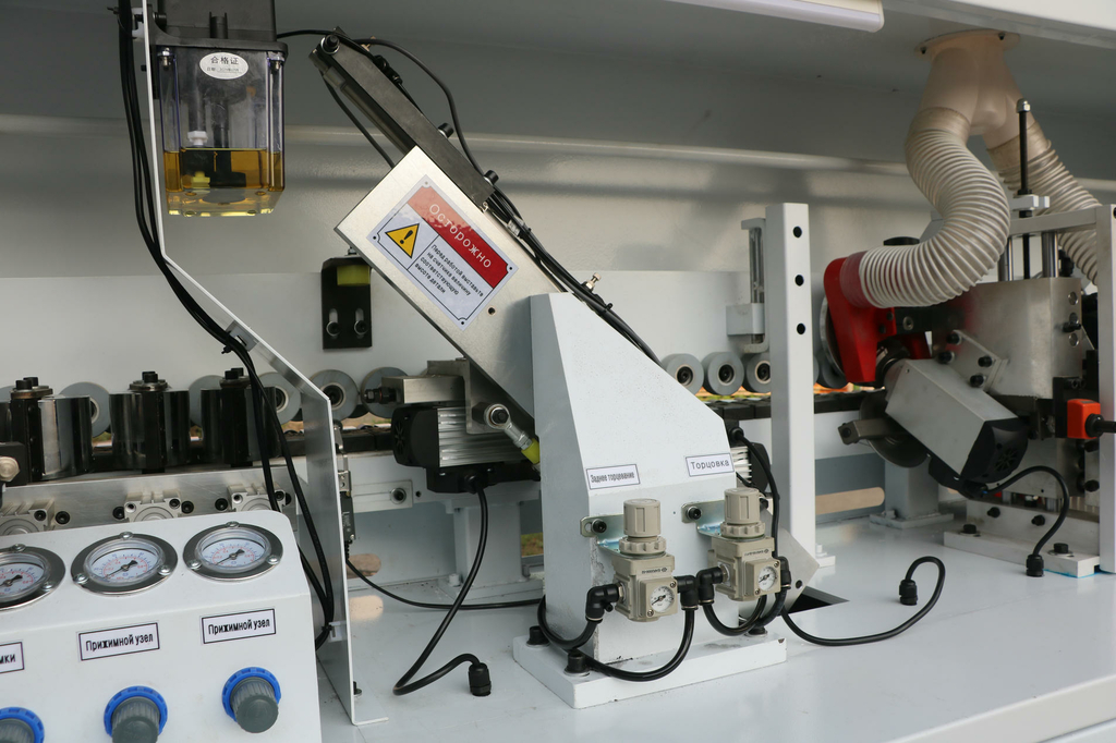 Автоматический кромкооблицовочный станок DELTAMACHINERY DM-400F