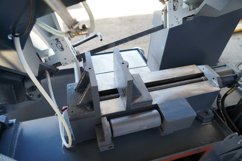 Ленточнопильный станок MetalMaster BSM-300 SAF