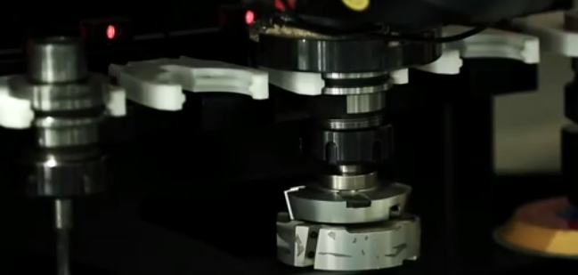 Обрабатывающий ЦЕНТР С ЧПУ с интерполированными осями AES VEGA 5X PRO