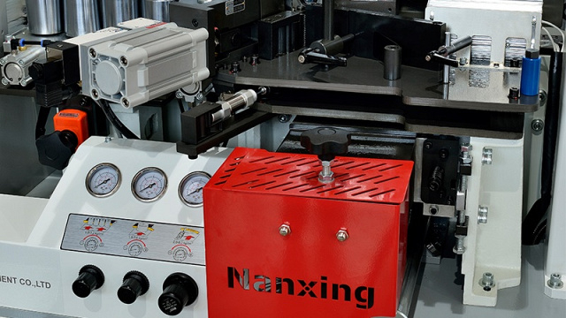 Автоматический кромкооблицовочный станок Nanxing NB6J