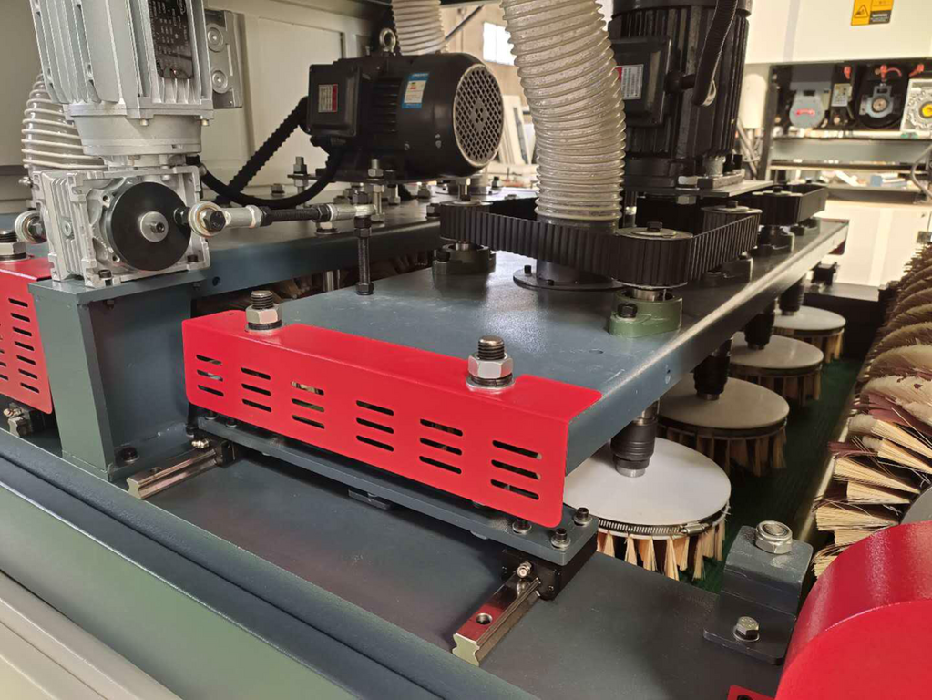 Рельефно-шлифовальный станок DELTAMACHINERY DM-RS1300-6