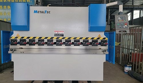 Листогибочный гидравлический пресс MetalTec HBM 40/2500 (Е22, инвертор заднего упора)
