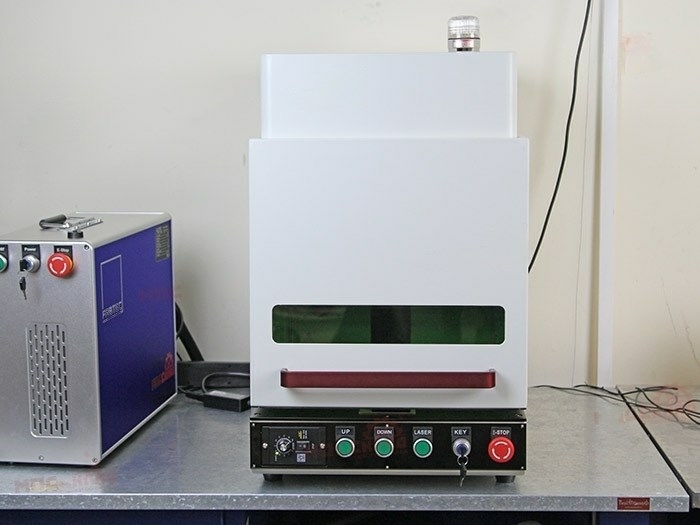 Лазерный маркиратор в защитной кабине 20W (излучатель Raycus)