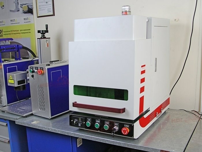 Лазерный маркиратор в защитной кабине 20W (излучатель Raycus)