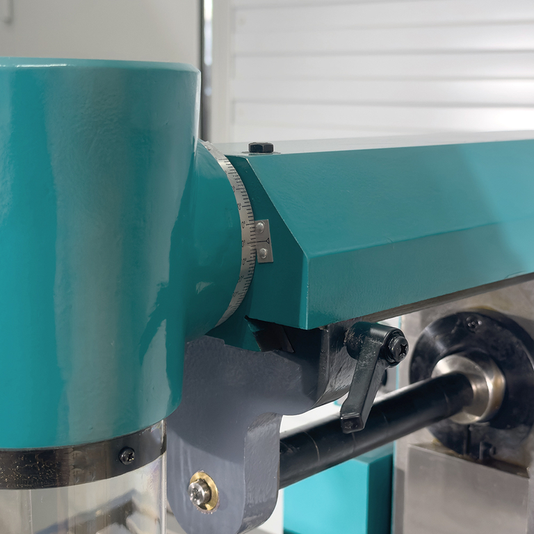 Универсальный фрезерный станок AURA FM-30U (20030100)