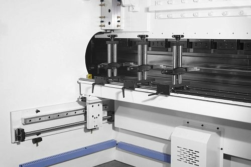 Листогибочный гидравлический пресс с ЧПУ TP10S MetalTec HBM 63/2500C
