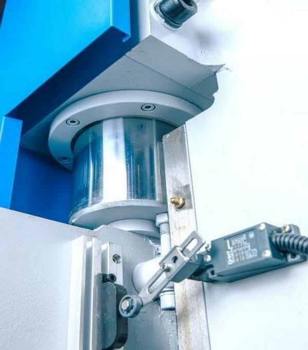 Листогибочный гидравлический пресс MetalTec HBM 40/2500 (Е22, инвертор заднего упора)