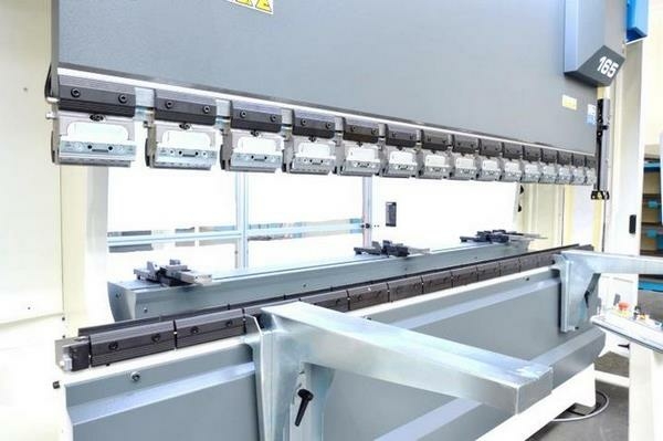 Листогибочный гидравлический пресс MetalTec HBM 40/2500 (Е22, инвертор заднего упора)