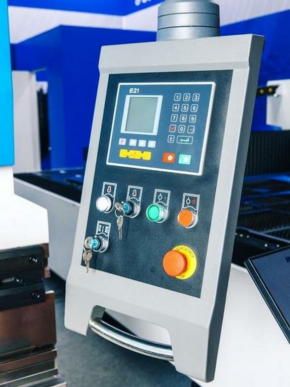 Листогибочный гидравлический пресс MetalTec HBM 125/2500 (Е22, инвертор заднего упора)