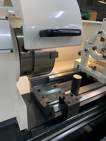 Токарно-винторезный станок 16К25/3000