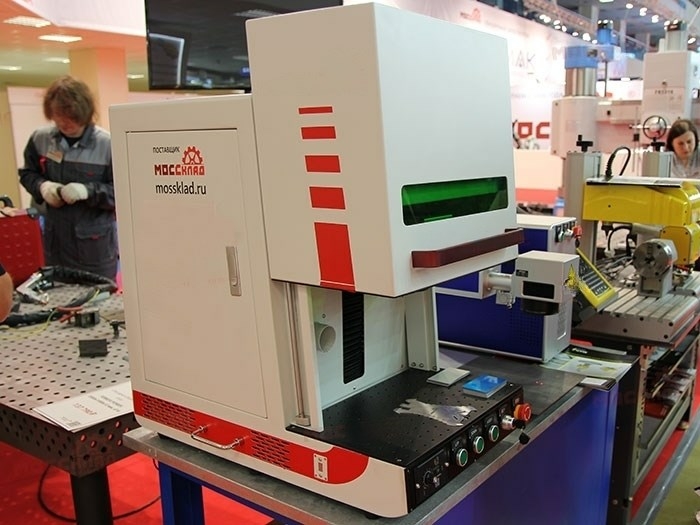 Лазерный маркиратор в защитной кабине 20W (излучатель Raycus)