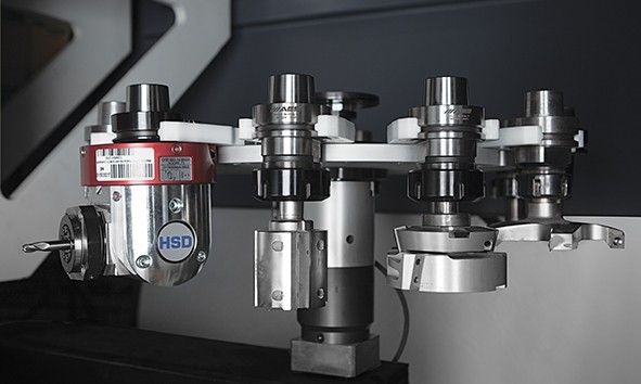 Обрабатывающий ЦЕНТР С ЧПУ с интерполированными осями AES VEGA 5X PRO