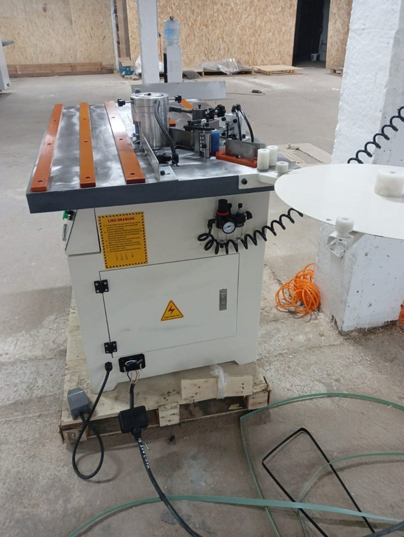 Кромкооблицовочный станок для прямых и радиусных деталей  HCM GENESIS