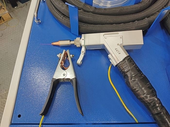 Аппарат лазерной сварки KY-W-HW1500-C 1.5кВт Raycus 4в1 (резка, сварка, очистка, очистка сварочных швов) с механизмом подачи проволоки и водным охлаждением