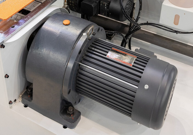 Автоматический кромкооблицовочный станок Excitech 736 Servo