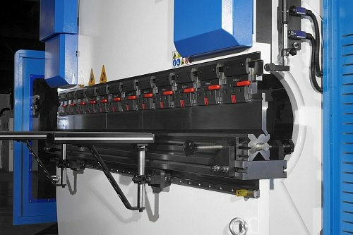 Листогибочный гидравлический пресс с ЧПУ TP10S MetalTec HBM 63/2500C