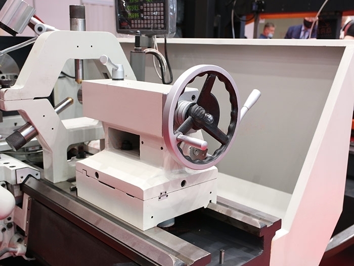 Токарный станок по металлу с УЦИ TU500B/1000