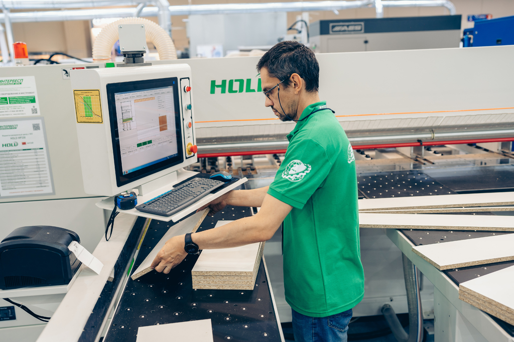 Форматно-раскроечный центр с ЧПУ HOLD HP330