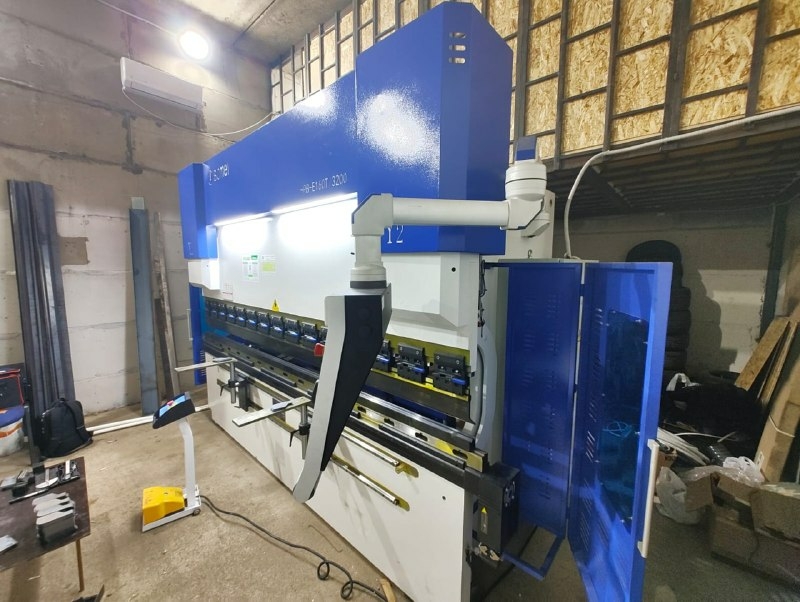 Гидравлический листогибочный пресс с контроллером HPB-E 125/3200