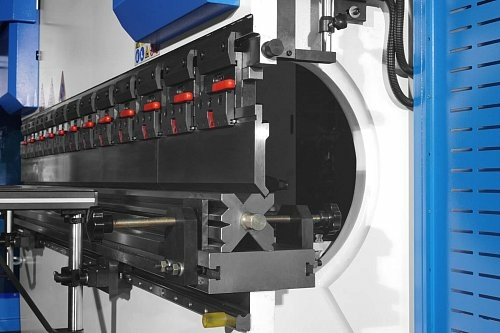 Листогибочный гидравлический пресс с ЧПУ TP10S MetalTec HBM 63/2500C